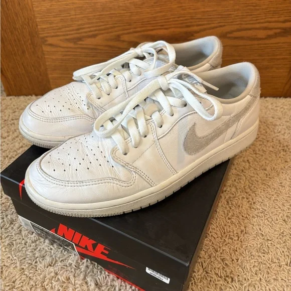 WMNS AIR JORDAN 1 LOW OG - Picture 2 of 7